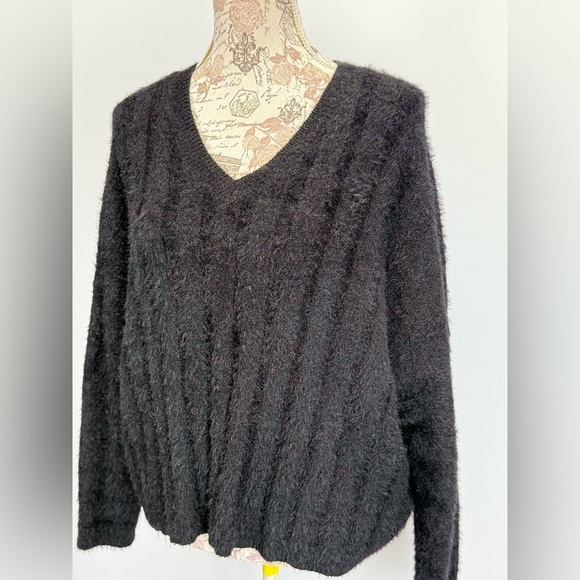 BISHOP & YOUNG Black V-Neck ribbed sweater size M. - Picture 3 of 12